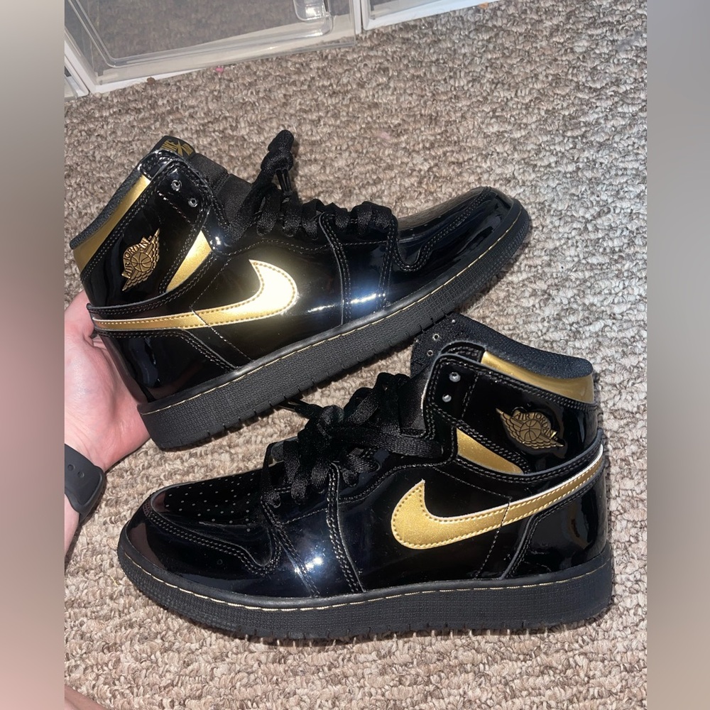 Black Metallic Gold Jordan 1